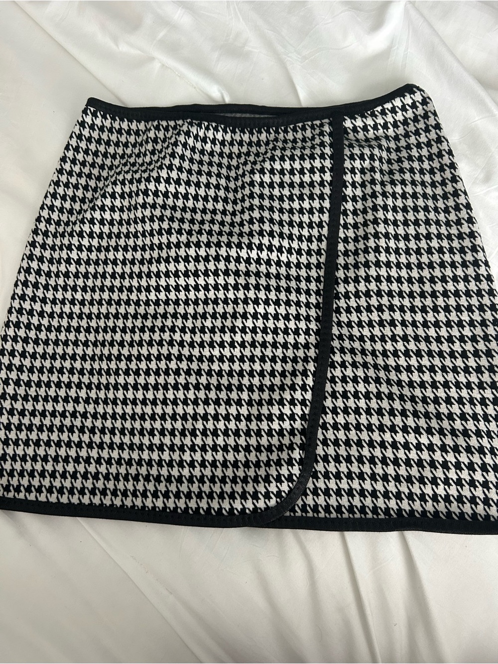 Max studio Black & White Houndstooth Wrap Skirt